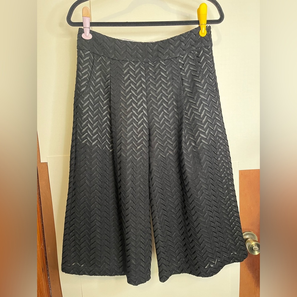 Elliatt Women’s Size Large Black Sheer Chevron Polyester Short Capri Pants